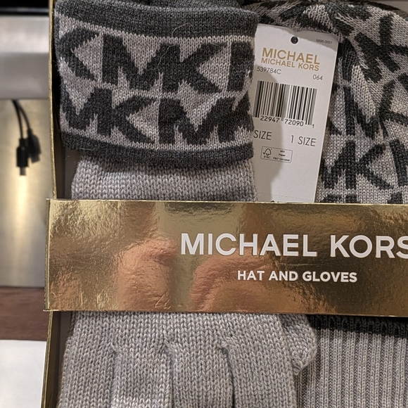 BRAND NEW IN BOX Michael Kors Gray logo BRAND NEW Hat And Gloves Set - Picture 2 of 4